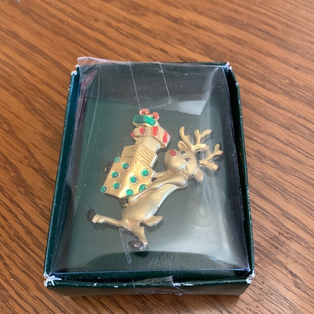 New in box gold tone reindeer holding Christmas presents brooch pin